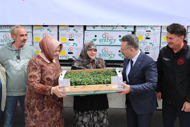Valimiz Sayın Hüseyin Aksoy, "Eskişehir’de Domates Bereketi Projesi" kapsamında çiftçilerimize domates fidesi dağıttı