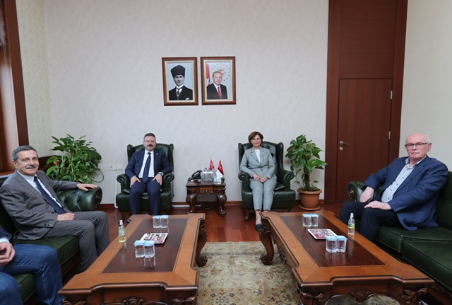 Belediye Başkanları Valimiz Sayın Hüseyin Aksoy'u makamında ziyaret etti.