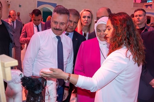  "Hayat Boyu Öğrenme Yıl Sonu Sergisi"nin açılış törenine katılan Valimiz Sayın Hüseyin Aksoy, sergi alanını gezerek eserleri inceledi.