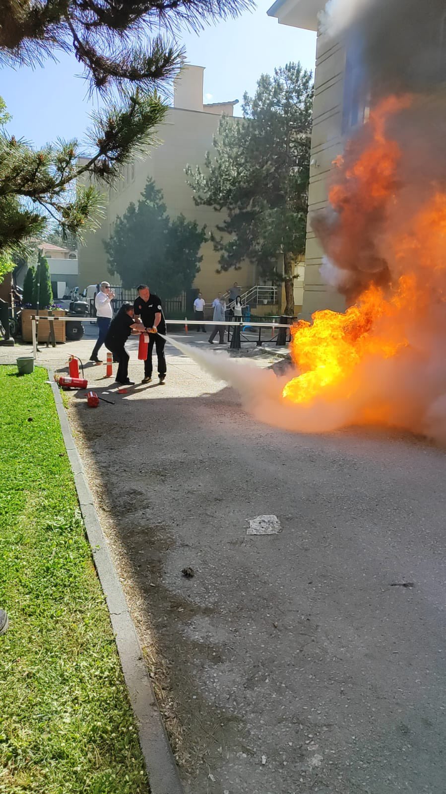Valiliğimiz personeline yangın farkındalık eğitimi verildi. Tatbikat yapıldı.