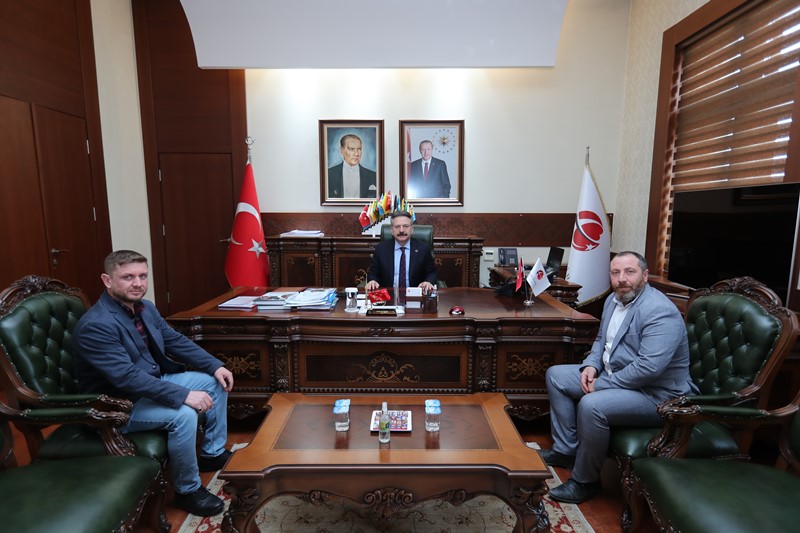 Devlet-i Aliyye Ocakları Eskişehir İl Başkanı Ergün Gezgin ve İl Sekreteri Murat Kafur, Valimiz Sayın Hüseyin Aksoy'u makamında ziyaret etti.