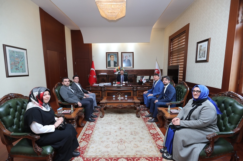 Evrensel Hafızlar Derneği Eskişehir Şube Başkanı Ali Osman Sülük ve beraberindekiler, Valimiz Sayın Hüseyin Aksoy'u makamında ziyaret etti.